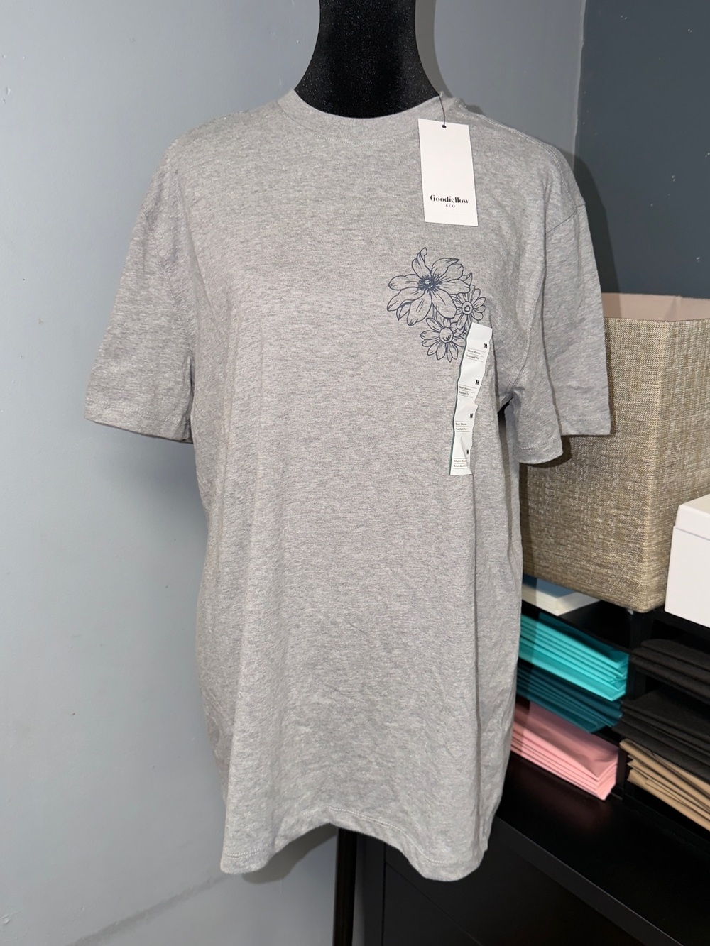 Goodfellow & Co Light Gray Short Sleeve Tee with Floral Chest Print